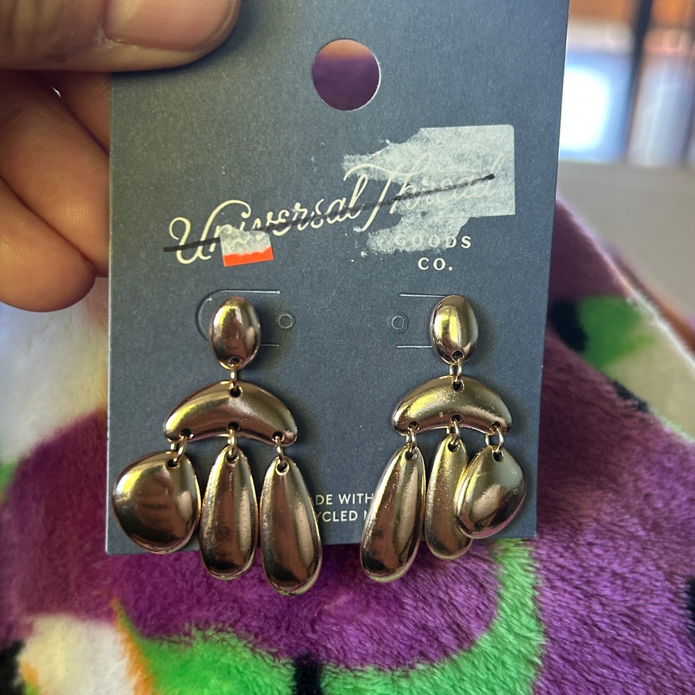 Universal Thread Gold Teardrop Earrings NWT - Picture 4 of 5